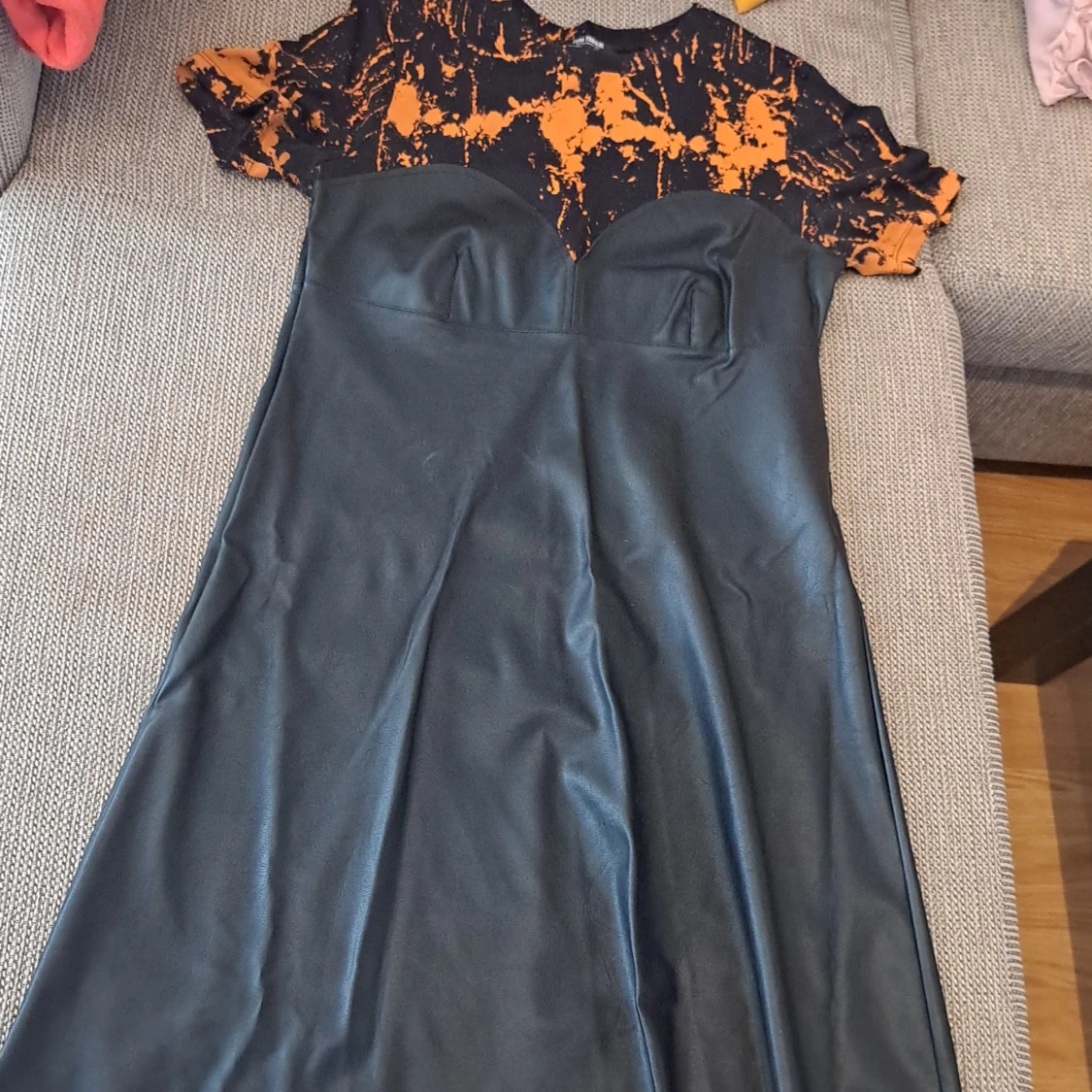Svart och orange klänning - 91