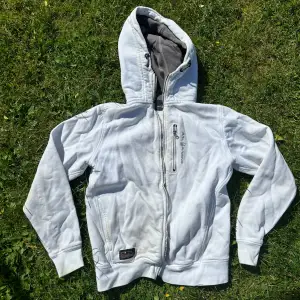 Säljer en vit hoodie från Sail Racing i storlek Small. Den har en dragkedja framtill och en liten ficka med dragkedja på bröstet. Hoodien är i bra skick och perfekt för både vår och höst. Den är tillverkad i ett mjukt och bekvämt material som håller dig varm. Dock är kedjan trasig därav blir priset billigare🌸