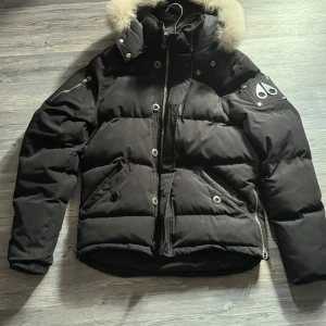 Moose knuckles jacka i väldigt fint skick  - Säljer nu mina märkeskläder då jag inte orkar med problemen med att ha dom längre och allt e äkta har tyvär inte kvitton på allt kvar som jag säljer så känner man för att ta risken så kör annars orkar jag inte höra massa dröm priser!
