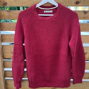 Stickad Tröja från Esprit - Esprit tröja i röd färg!  Skriv gärna om du har några frågor eller funderingar. 😊 Postas samma dag eller dagen efter 🚀