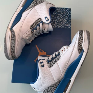 Jordan 3 Wizards - Jordan 3 Wizards i storlek 43 i väldigt bra skick. Köpa på Nike store och kvittot finns kvar. Priset kan diskuteras!