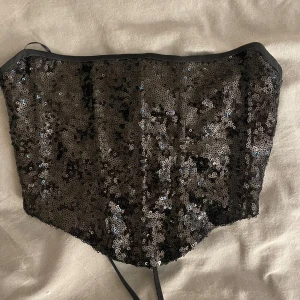 Glitter topp - En svart glitter topp, använd en gång. 