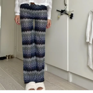 Missoni byxor - Sjukt snygga lågmidjade missonimönstrade byxor! Älskar dessa men tyvärr passar dom inte längre!💗💗