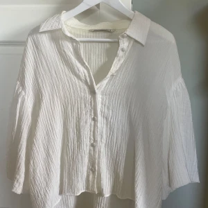 Vit blus - Säljer denna jätte söta vita blusen ifrån Zara, Storlek M💕