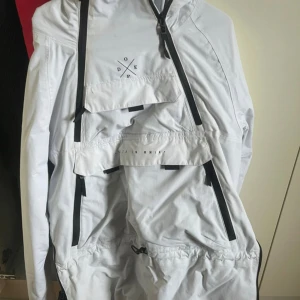 Skidjacka - Säljer min skidjacka, jätte bra skick använd två ”skidresor” . Säljer då den är lite stor för mig:(