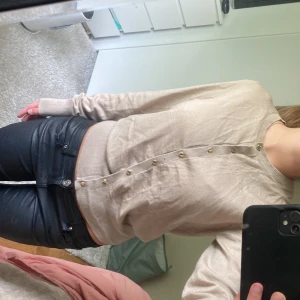 Kofta/tröja - En super fin kofta med knappar, säljer pågrund av att den inte kommit till användning🌸 Perfekt till hösten och vintern!