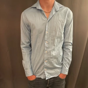 Dressman skjorta  - Säljer nu denna feta dressman skjorta som är i gott skick 🌊☀️ hör av er vid frågor eller funderingar 