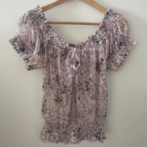 Topp  - Off shoulder topp blommig💞