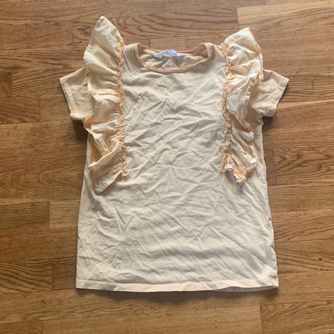 Ljus färjad t shirt med puffpuff axlar