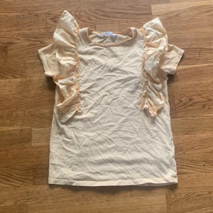 Ljus färjad t shirt med puffpuff axlar  - Ny beige orange kortarmad t shirt