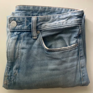 HM loose jeans 31/32 - Hej! Nu kan du köpa dessa fina ljusblåa loose/baggy jeansen från HM för ett kanonpris! Har ett par mörkblåa likadana till salu med! Samma storlek! Jeansen är riktigt stilig och skönt att ha på sig. Kvaliteten är bra och de matchar med nästan allt! 
