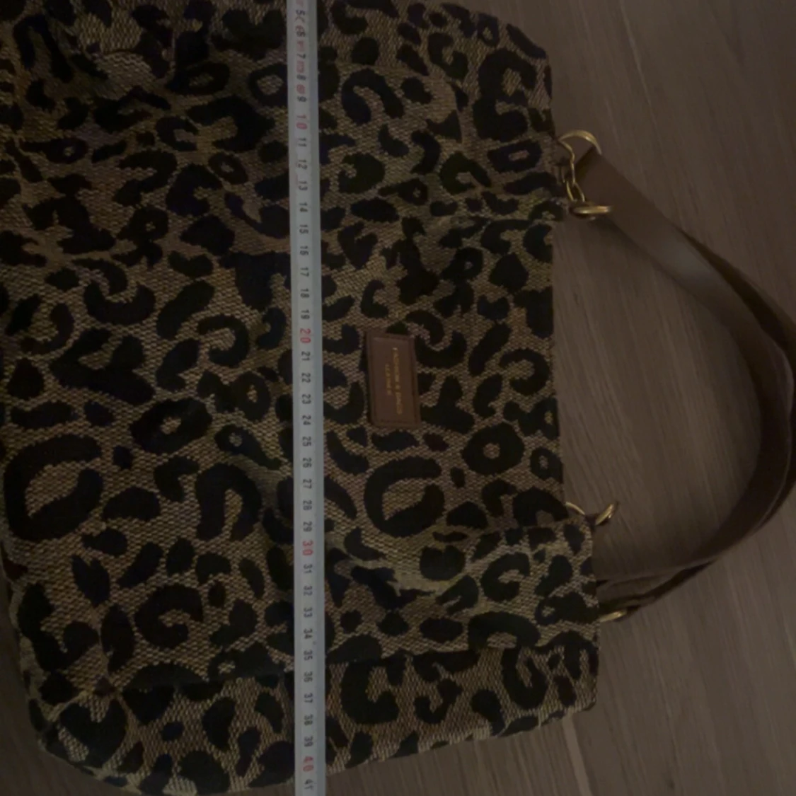 Leopardmönstrad shoppingväska med kedjedetaljer - 91