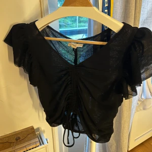 Söt topp - jättefin topp från HM som jag växt ur, de står stl S men skulle säga att den sitter som XS❣️ Den är lite genomskinlig, men perfekt nu på sommaren