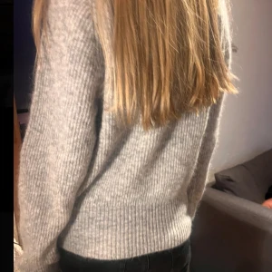 Stickad - Säljer denna styckade tröja köpt för flera år sedan💕 storlek S men passar M och XS💕 beige/ grå