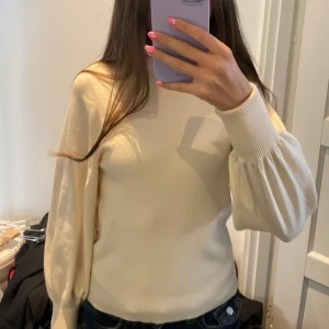 Tröja från Vero Moda - Ballongärmad tröja i beige/gräddvit. Den är använd ca 2 gånger därav i fint skick😍 skriv för fler bilder