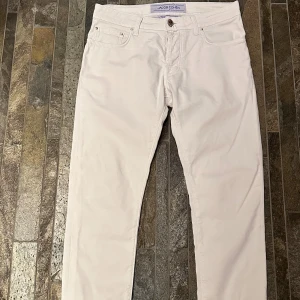 Jacob Cohen jeans - Vita Jacob Cohen jeans i storlek 31 Model: 688