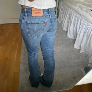 Jeans - Undrar om någon är intresserad av dessa jeans! Nyköpta här på Plick bra skick, midjemåttet:36 cm inebärslängden:81 cm