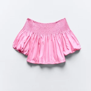 Rosa offshoulder topp med resor - Offshoulder topp med resor från zara. Ny och aldrig använd, med prislapp kvar. Storlek xs men stretchig och rymlig skulle därför passa upp till s/m.