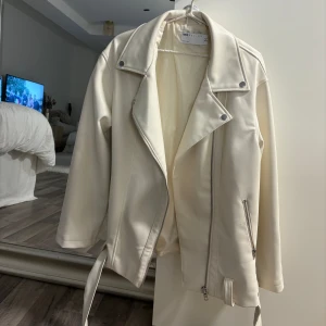 Oversized skinnjacka  - Benvit oversized skinnjacka i storlek 34 från asos.  Oanvänd 