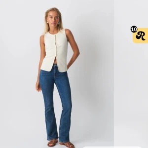 Lowwaist jeans - Säljer mina jättefina Low waist bootcut jeans från ginatricot❤️knappt använda då det är lite för långa på mig❤️ Bara att höra av er vid frågor eller fler bilder!❤️