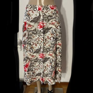 Ze-ze kjol, tiki, aloha, Hawaii, Rockabilly, 50-tal, 60-tal, retro, vintage inspirerad - Inget att anmärka på 