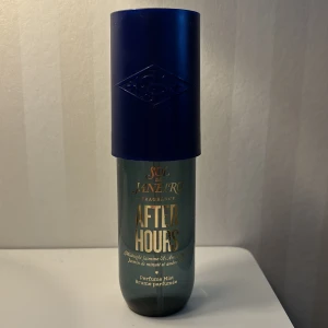 After Hours Perfume Mist från Sol de Janeiro - Säljer After Hours Perfume Mist från Sol de Janeiro. Doften påminner om Flowebomb från Viktor & Rolf. Har testat den en eller två gånger, så den är nästintill aldrig använd.  Finns i Gbg. Kan även frakta den.