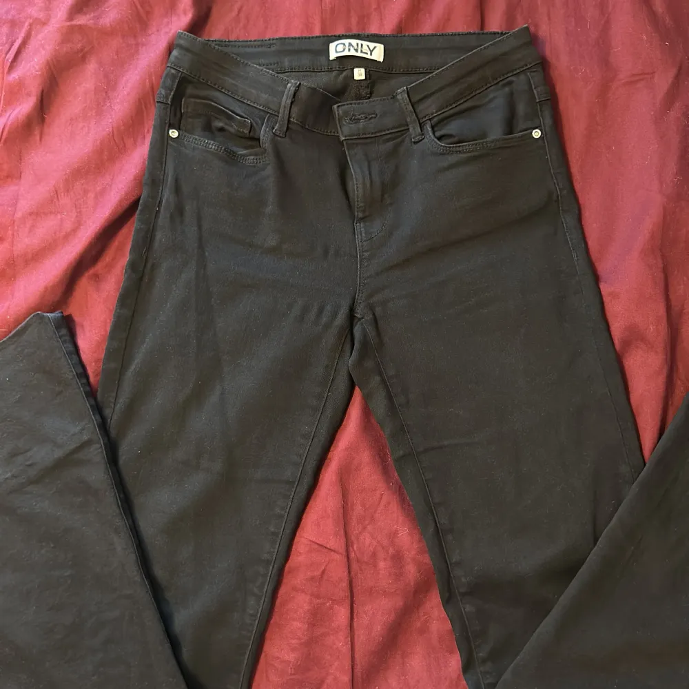 Säljer ett par svarta jeans från ONLY i storlek 38 men passar även 36. De är i bra skick, knappt använda. Jeansen är bootcut och passar perfekt till både vardag och fest. Materialet är stretchigt och bekvämt.. Jeans & Byxor.