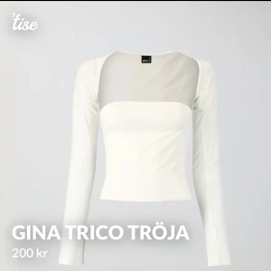 Vit långärmad tröja från Gina Tricot - Säljer en snygg vit tröja från Gina Tricot. Den har långa ärmar och en cool design med en transparent del upptill. Perfekt för både vardag och fest! 💫