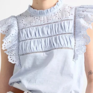 Topp med broderie anglaise  - Super snygg tröja! Tröjan är helt ny och passar nästan till allt! 