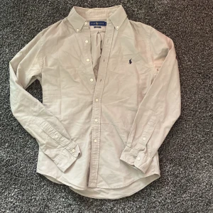 Ralph laurent skjorta - Grå/beige ralph lauren skjorta | inga defekter | otroligt fint skick | passar dig mellan 170-180 | fraktas inom 24h |