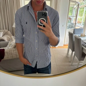 Ralph Lauren skjorta - Hej, säljer nu min fina Ralph Lauren skjorta storlek M slimfit. Den är i nyskick och kommer vara otroligt snygg i sommar. Nypris 1500kr! Vi kommer att sälja liknande produkter nu i sommar så glöm inte följa profilen!🌊🍾