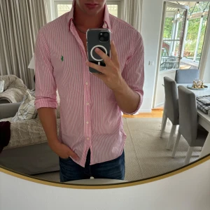 Ralph Lauren skjorta - Hej, säljer nu min fina Ralph Lauren skjorta storlek M slimfit. Den är i nyskick och kommer vara otroligt snygg i sommar. Nypris 1500kr! Vi kommer att sälja liknande produkter nu i sommar så glöm inte följa profilen!🌊🍾