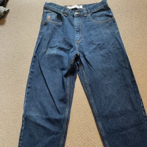 Polar Skate Co. 93 denim - Polar 93 denim jeans i mycket bra skick. Inga defekter förutom små slitningar vid hälarna och lite blekning i färgen pga tvätt. Nypris ca 1200kr. Skriv vid fundering! Pris kan diskuteras
