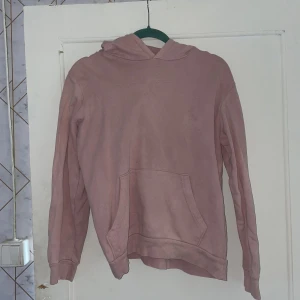 Rosa hoodie från Zara - Säljer en mysig rosa hoodie från Zara Essentials. Den är perfekt för vardagsbruk och har en stor ficka på framsidan. Hoodien är i bra skick och är superbekväm att ha på sig. Perfekt för höst och vinter!