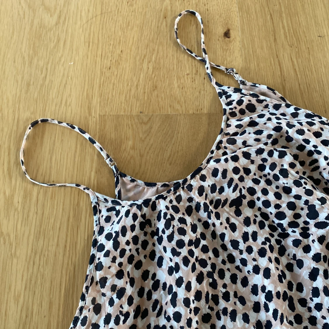 Två leopardmönstrade klänningar - 91