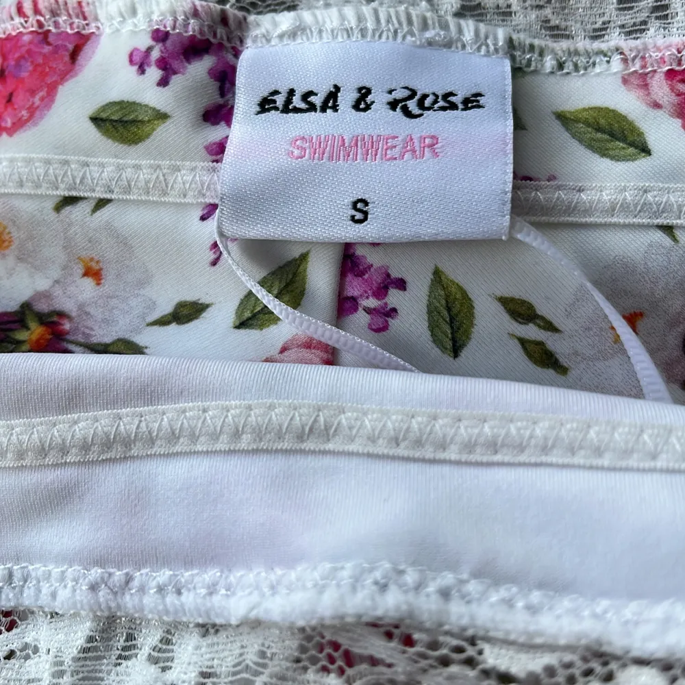 Bikini från Elsa and Rose med scrunch、ny med taggar kvar。. Övrigt.