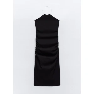 Svart klänning från zara - Svart klänning med metallring runt halsen från zara köpt utomlands i  strl M, aldrig använd prislappen kvar. Originalpris 460kr