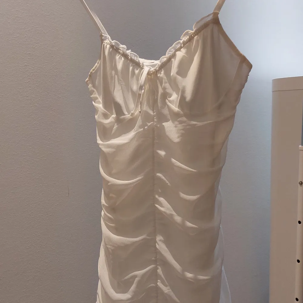 Säljer denna mini dress från oh polly oanvänd bra skick🤍. Mekot.