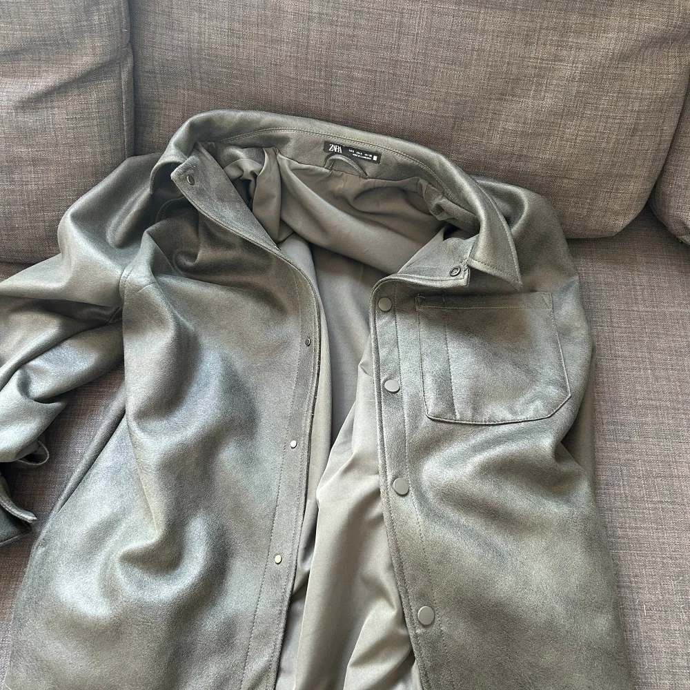 Säljer min overshirt från zara. Väldigt fin passform som sitter bra men är ganska lång i storlek. Är 180 och har storlek S och är lång men ändå bra.. Tröjor & Koftor.