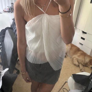Vit topp - Fest topp med fina detaljer, i strl s men skulle säga mer som en xs💕