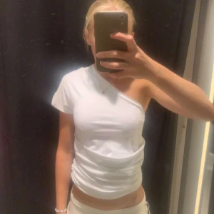 Topp zara - Så cool topp från zara köpt förra sommaren, fint skick utan fläckar en defekt där själva bandet släppt på ett ställe men inget som syns alls när den är på, kolla första bilden. Mer en xs än s skulle jag säga