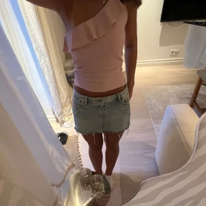 LTB jeans kjol  - Fin jeanskjol ifrån LTB Storlek S Ljusblå  Använd få gånger  Säljer då jag har två stycken 