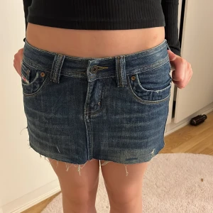 Diesel kjol - Säljer en jättefin diesel kjol jättefint skick inte mycket använd, står att det är storlek M men passar nån som har xs-s också, priset går att diskutera❤️