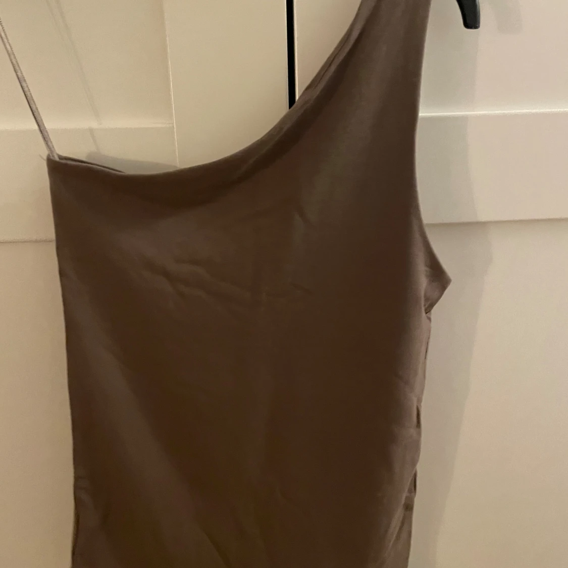 Brun oneshoulder topp