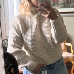 Tröja  - Tröja i beige som är as snygg.  Storlek S
