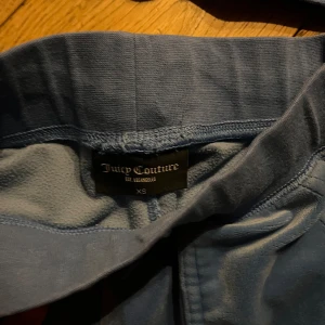 Juicy couture sett  - Säljer hela mitt juicy couture sett köpt för två år sedan💕 koftan är aldorg andvänd medans byxorna är andvänds få tal gånger💕🙌 kofta i storlek S och byxor i xs men byxorna är väldigt stretchiga🔥 NY PRIS 1 600