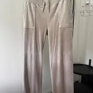 Ett par helt nya, oanvända klassiska velour byxor från Juicy Couture i storlek L. Nypris: 1199kr, säljer för 900!