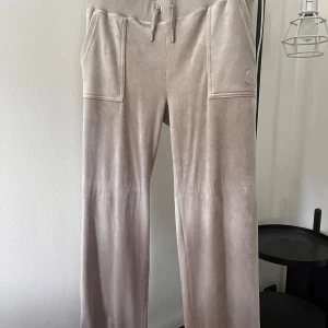 Juicy Couture byxor - Ett par helt nya, oanvända klassiska velour byxor från Juicy Couture i storlek L. Nypris: 1199kr, säljer för 900!