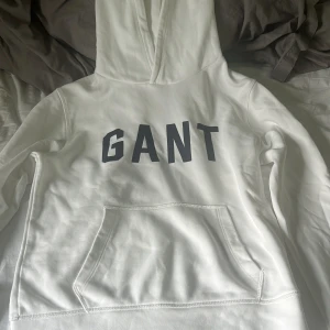 En gant Hoodie  - Den här gant hoodien är i väldigt bra skick 9,5/10 då den använts ett få tal gånger, den har inga fläckar på sig och inga skador 
