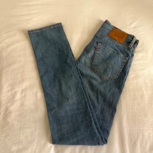 Levis jeans 29/34 - Levi’s jeans 511 i färgen blå. Storlek 29/34. Fint skick, nypris 1099, köp för endast 299kr.  